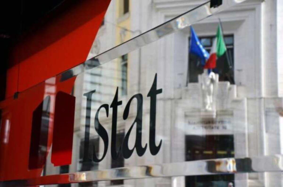 Produzione industriale, Istat: «I cali maggiori? trasporto, tessili e petroliferi raffinati» Produzione industriale, Istat: «I cali maggiori? trasporto, tessili e petroliferi raffinati»