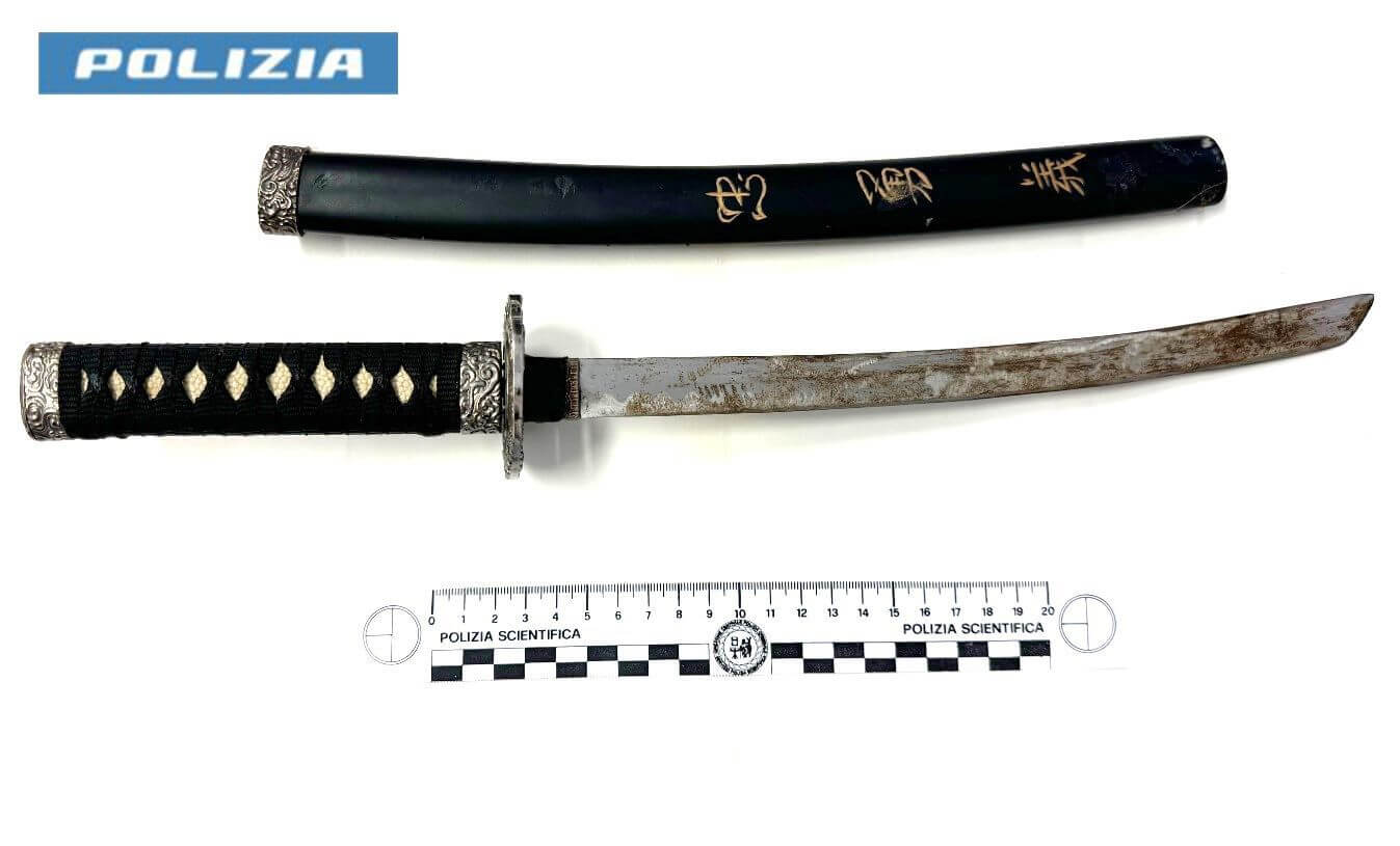 Canosa di Puglia, viola il divieto di avvicinamento e minaccia la ex con una katana: arrestato un 52enne