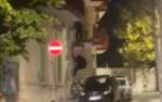 Giovinazzo, 2 ladri si calano da un appartamento di via Framarino: le immagini del furto – VIDEO
