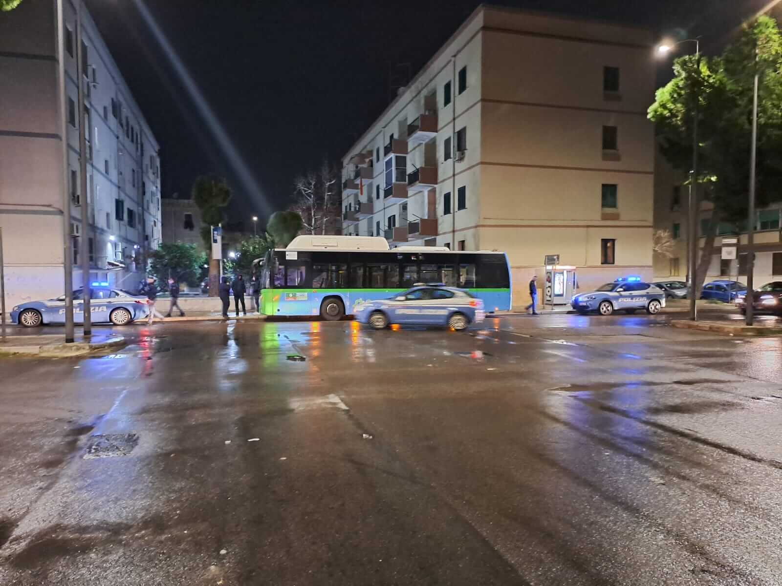 Brindisi, sassi contro un autobus del trasporto urbano: paura per i passeggeri e l’autista Brindisi, sassi contro un autobus del trasporto urbano: paura per i passeggeri e l’autista