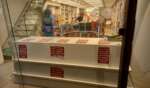 “Svuota la vetrina”, un’insegnante ha acquistato tutti i libri esposti alla Libreria Laterza a Bari
