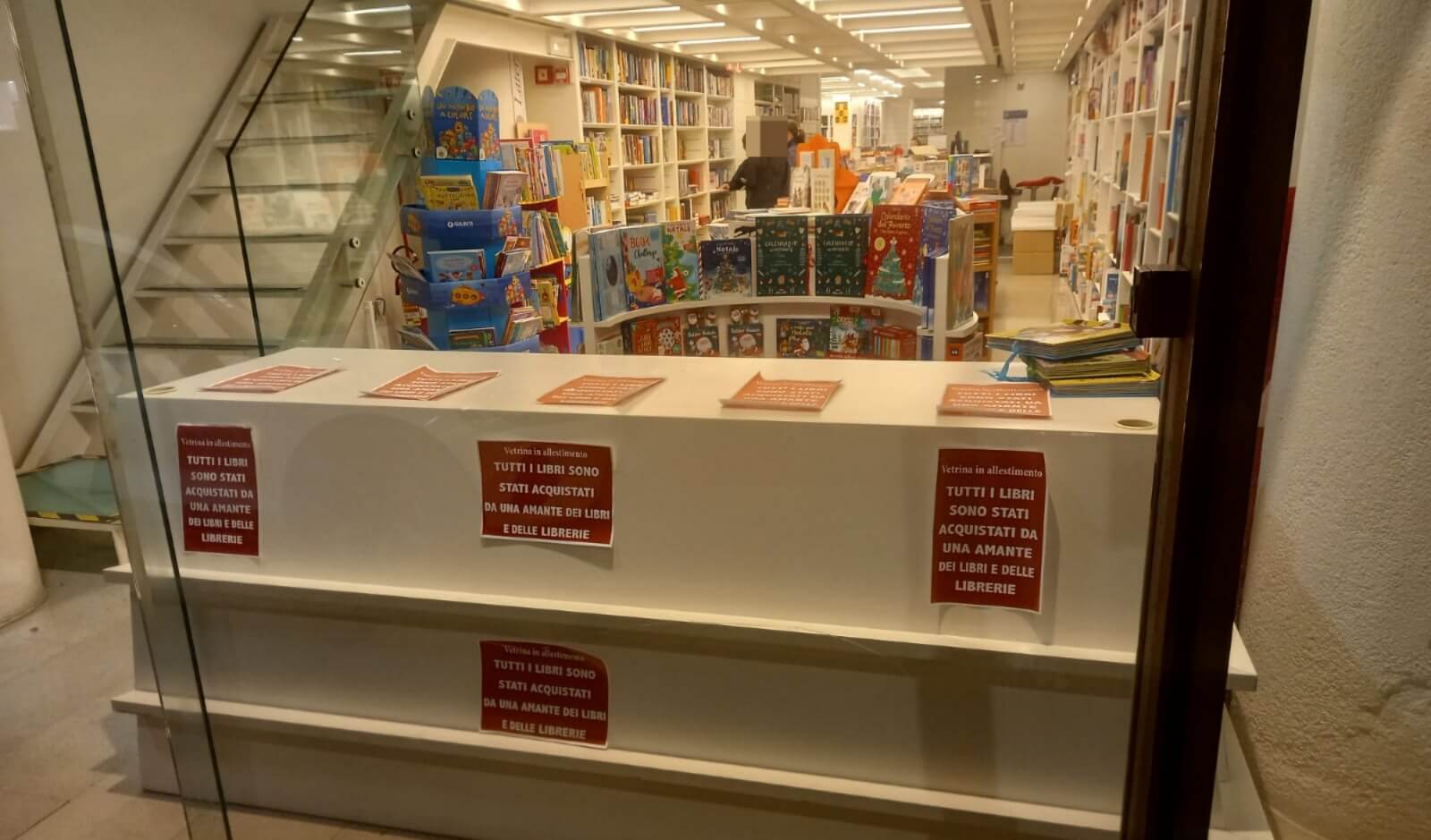 “Svuota la vetrina”, un’insegnante ha acquistato tutti i libri esposti alla Libreria Laterza a Bari