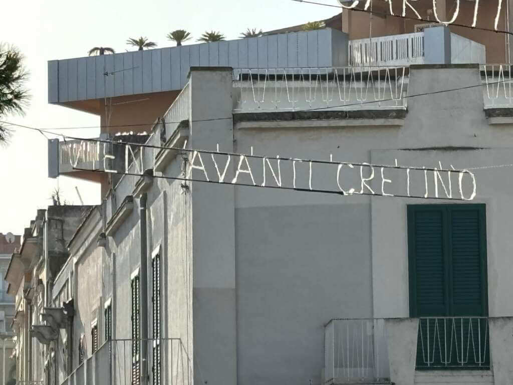 Da “Vieni avanti cretino” a “Discrazieto maledetto”: a Canosa le luminarie dedicate a Lino Banfi – FOTO Da “Vieni avanti cretino” a “Discrazieto maledetto”: a Canosa le luminarie dedicate a Lino Banfi – FOTO