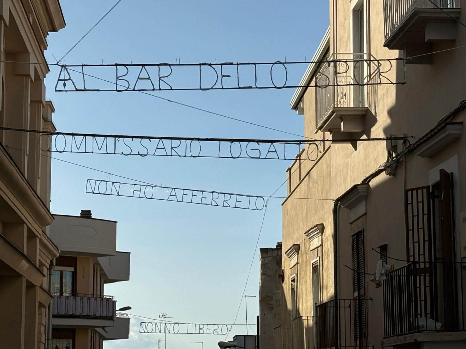 Da “Vieni avanti cretino” a “Discrazieto maledetto”: a Canosa le luminarie dedicate a Lino Banfi – FOTO Da “Vieni avanti cretino” a “Discrazieto maledetto”: a Canosa le luminarie dedicate a Lino Banfi – FOTO