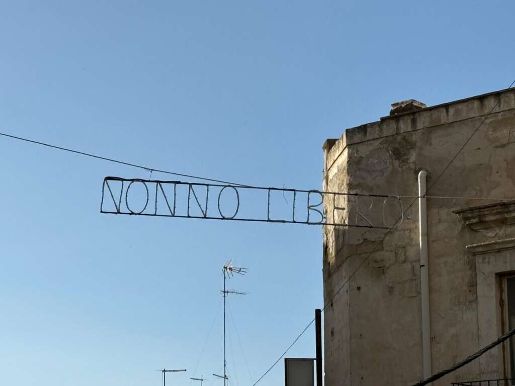 Da “Vieni avanti cretino” a “Discrazieto maledetto”: a Canosa le luminarie dedicate a Lino Banfi – FOTO Da “Vieni avanti cretino” a “Discrazieto maledetto”: a Canosa le luminarie dedicate a Lino Banfi – FOTO