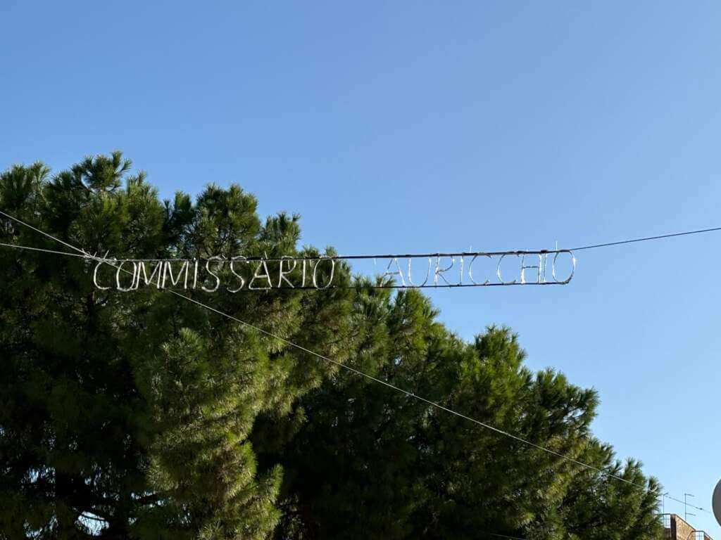 Da “Vieni avanti cretino” a “Discrazieto maledetto”: a Canosa le luminarie dedicate a Lino Banfi – FOTO Da “Vieni avanti cretino” a “Discrazieto maledetto”: a Canosa le luminarie dedicate a Lino Banfi – FOTO