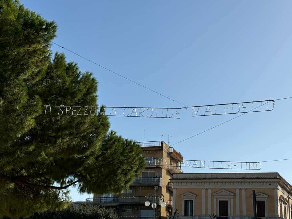 Da “Vieni avanti cretino” a “Discrazieto maledetto”: a Canosa le luminarie dedicate a Lino Banfi – FOTO Da “Vieni avanti cretino” a “Discrazieto maledetto”: a Canosa le luminarie dedicate a Lino Banfi – FOTO