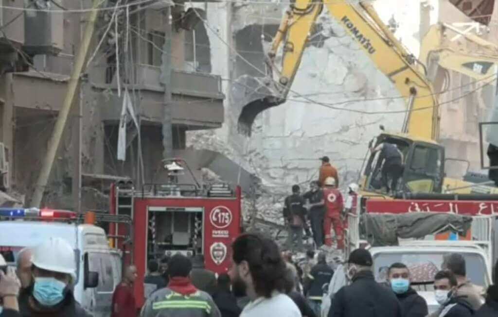 Libano, un attacco su Beirut distrugge un palazzo di 8 piani: morte 12 persone. Si cerca tra le macerie