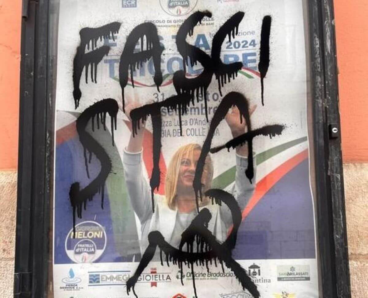Gioia del Colle, falce e martello e la scritta “fascista” sui manifesti di Meloni: «Inaccettabile» Gioia del Colle, falce e martello e la scritta “fascista” sui manifesti di Meloni: «Inaccettabile»