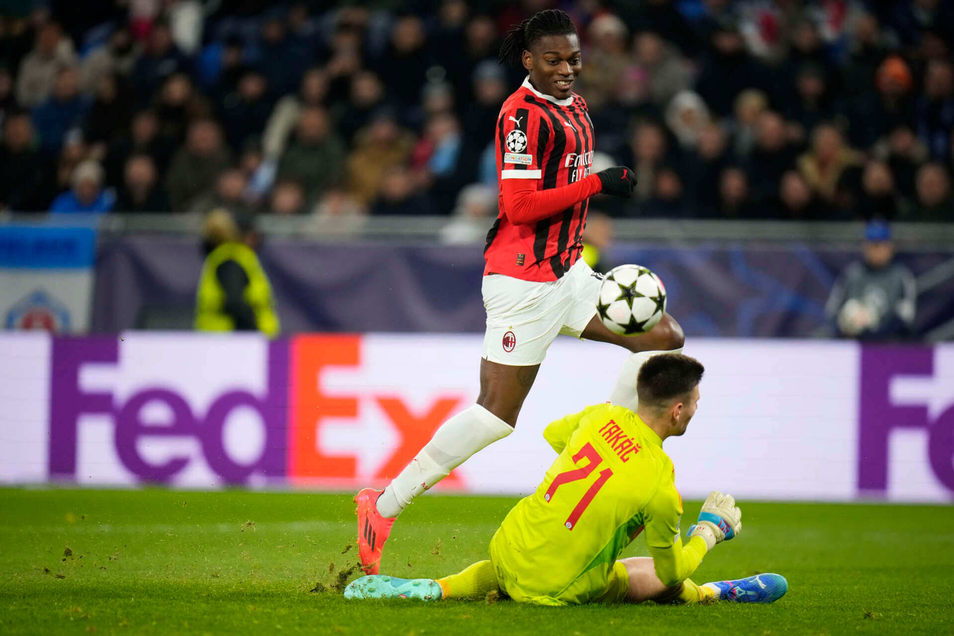 Champions League, il Milan supera lo Slovan Bratislava ma rischia troppo: finisce 3-2