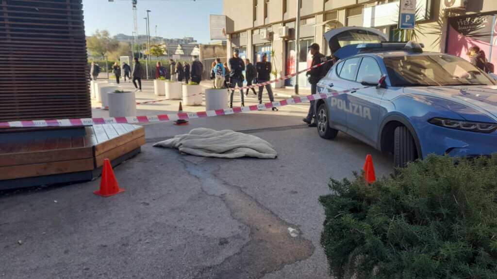 Galleria foto 'Bari, trovato un uomo morto nei pressi della stazione centrale: indagini in corso' - foto 1