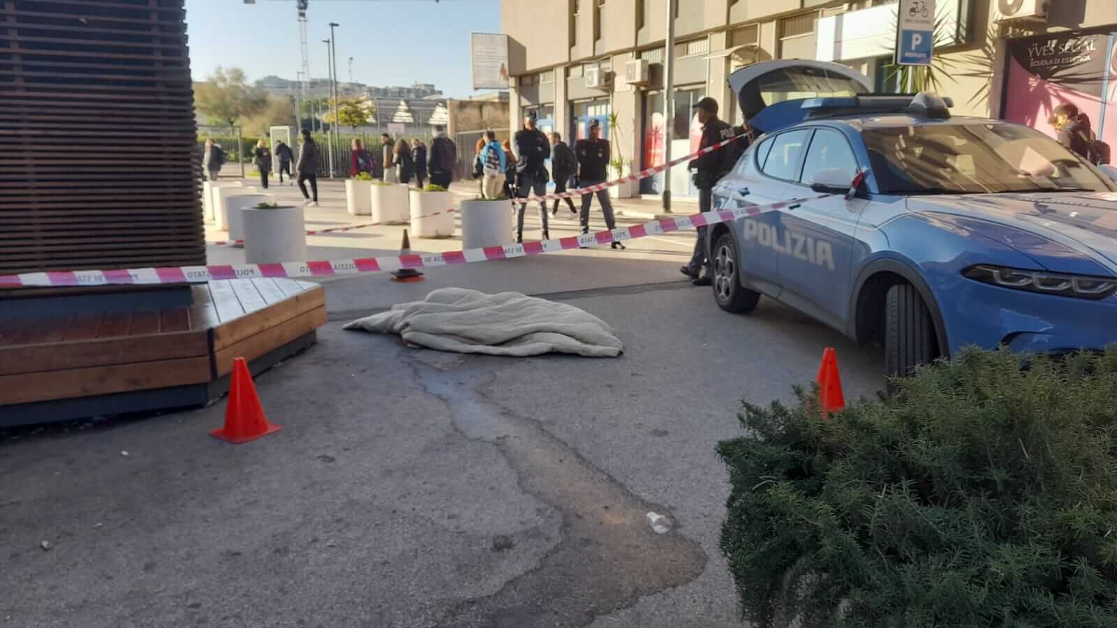 Bari, trovato un uomo morto nei pressi della stazione centrale: indagini in corso Bari, trovato un uomo morto nei pressi della stazione centrale: indagini in corso