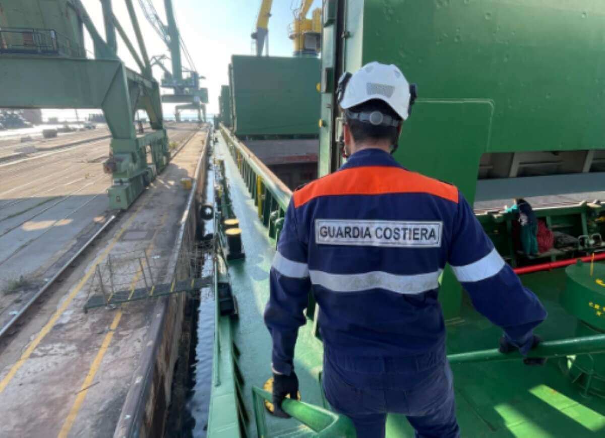 Fermata una nave mercantile del Singapore nel porto di Taranto: «Gravi carenze di sicurezza» Fermata una nave mercantile del Singapore nel porto di Taranto: «Gravi carenze di sicurezza»