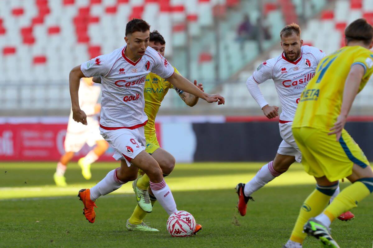 Brescia-Bari, per i biancorossi è l’ora del tridente: in attacco Falletti con Sibilli e Novakovich