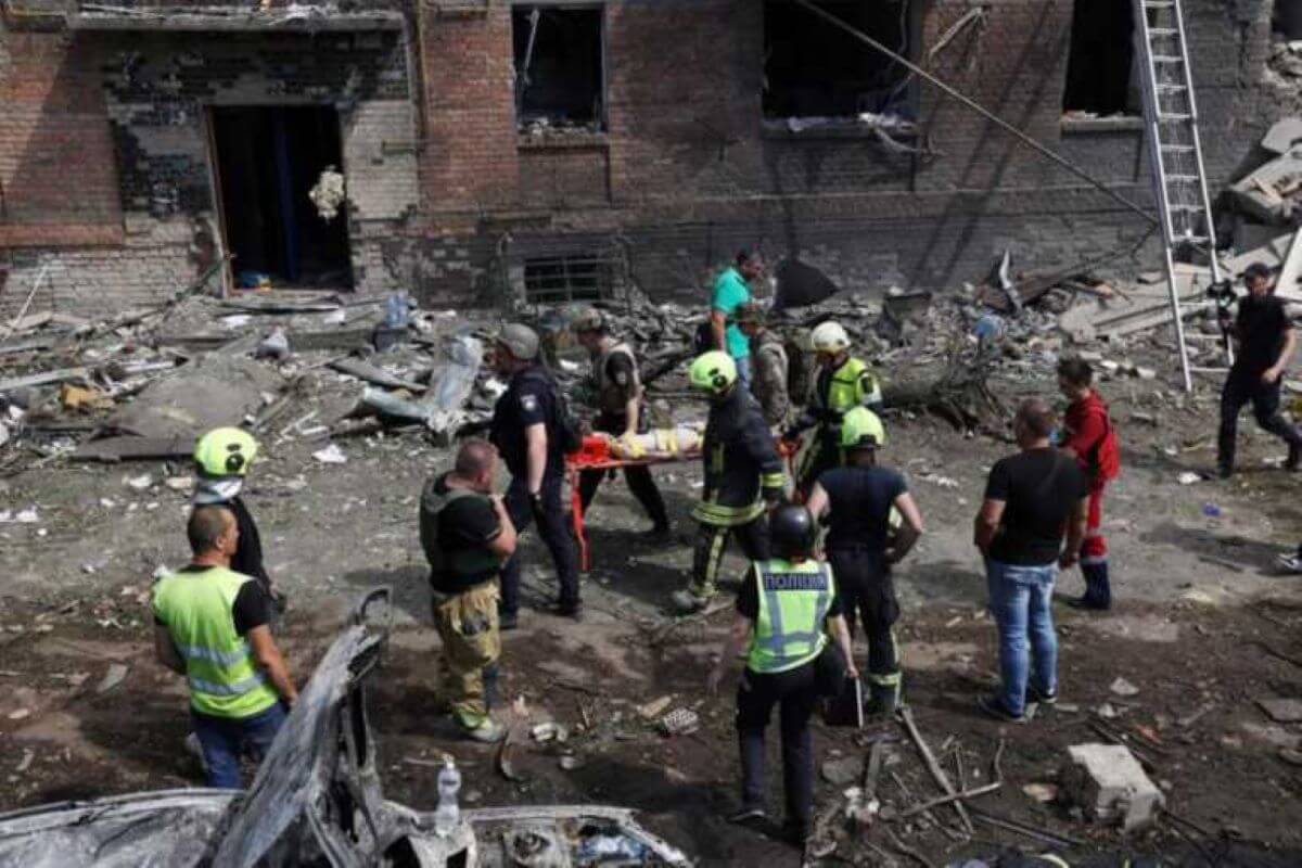 Raid russi in Ucraina, feriti in 8. Trump: «Nessun progresso con Putin. Sostegno militare a Kiev»