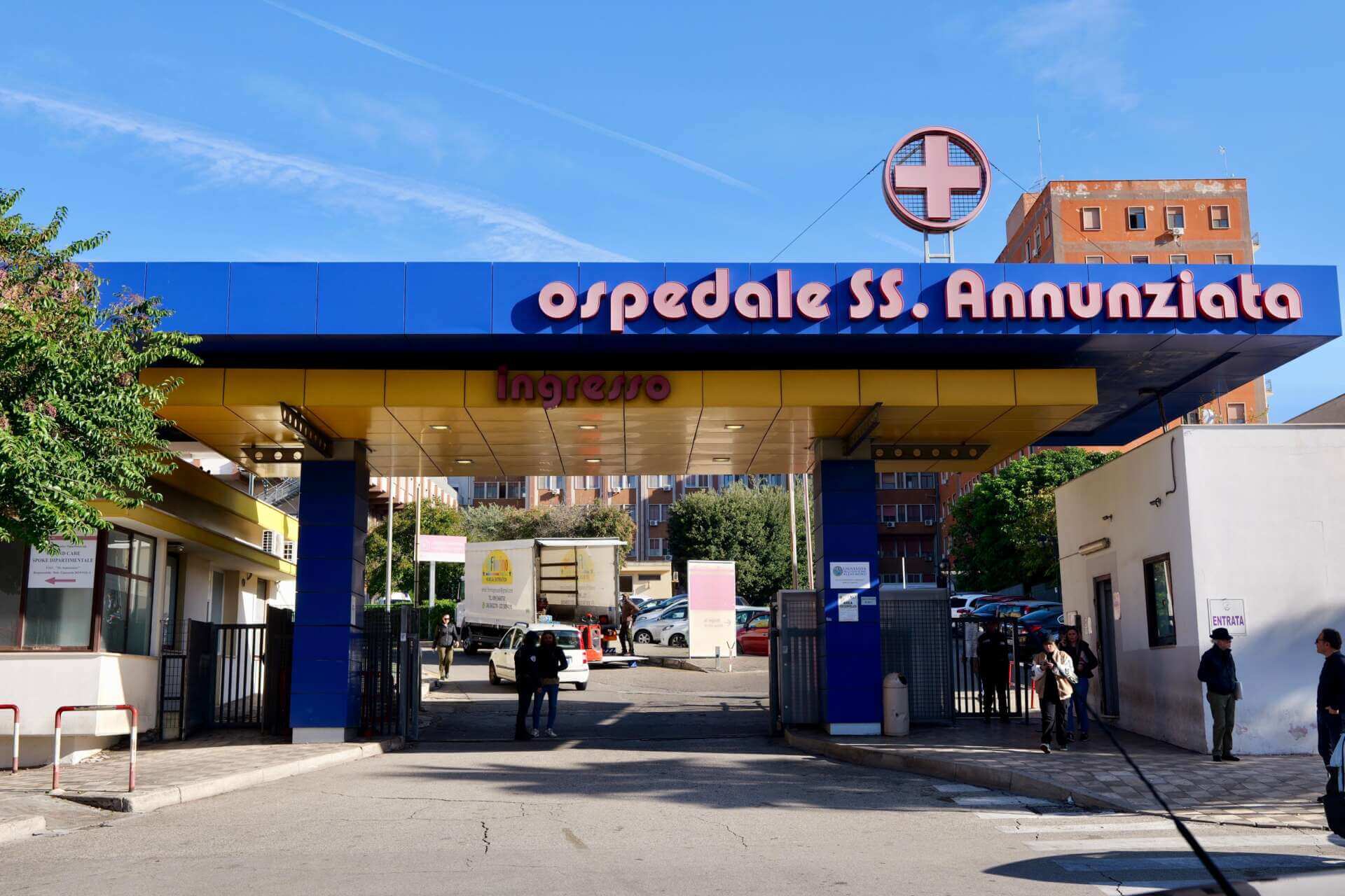 Giallo a Taranto, 45enne trovato sanguinante per strada: sarebbe stato accoltellato in un circolo ricreativo