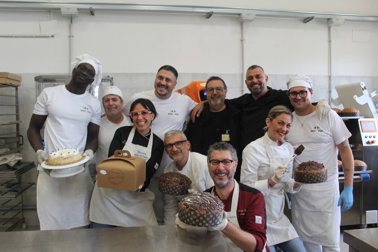 Carcere di Taranto, in vendita i panettoni fatti dai detenuti e i pasticceri di “Bake Off” – FOTO Carcere di Taranto, in vendita i panettoni fatti dai detenuti e i pasticceri di “Bake Off” – FOTO