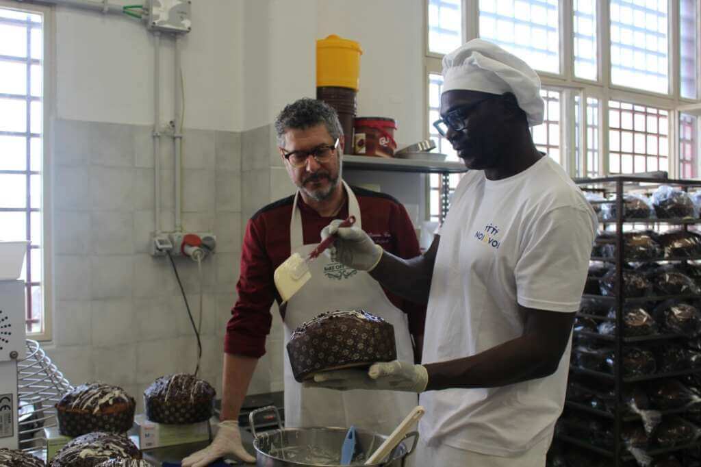 Galleria foto 'Carcere di Taranto, in vendita i panettoni fatti dai detenuti e i pasticceri di “Bake Off” – FOTO' - foto 2