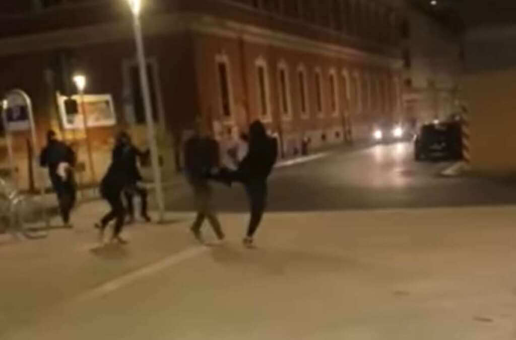 Galleria foto 'Bari, pestano un lavoratore straniero e filmano l’aggressione: ricercati 5 ragazzi – VIDEO' - foto 1