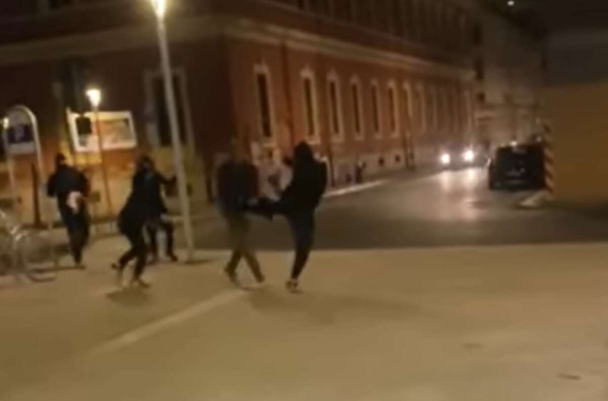 Bari, pestano un lavoratore straniero e filmano l’aggressione: ricercati 5 ragazzi – VIDEO