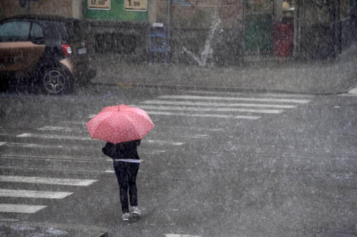 Maltempo, ancora piogge e temporali in Puglia: altre 12 ore di allerta gialla
