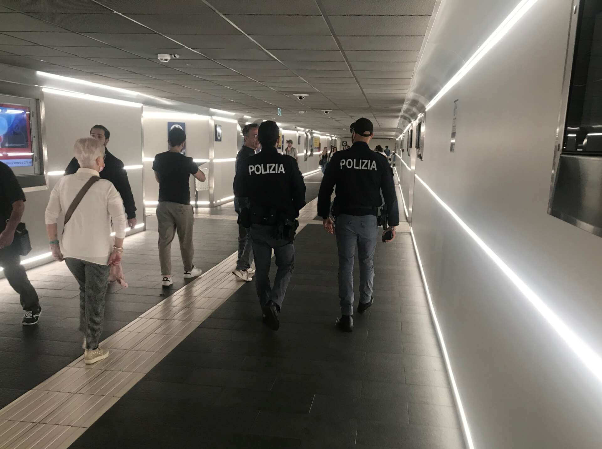 Bari, perde il denaro in stazione: trovato da una ragazza e restituito dalla polizia Bari, perde il denaro in stazione: trovato da una ragazza e restituito dalla polizia