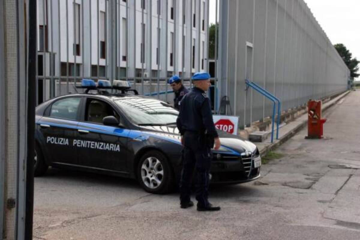 Concorsi della polizia penitenziaria, la Consulta: «Illegittima la distinzione di genere»