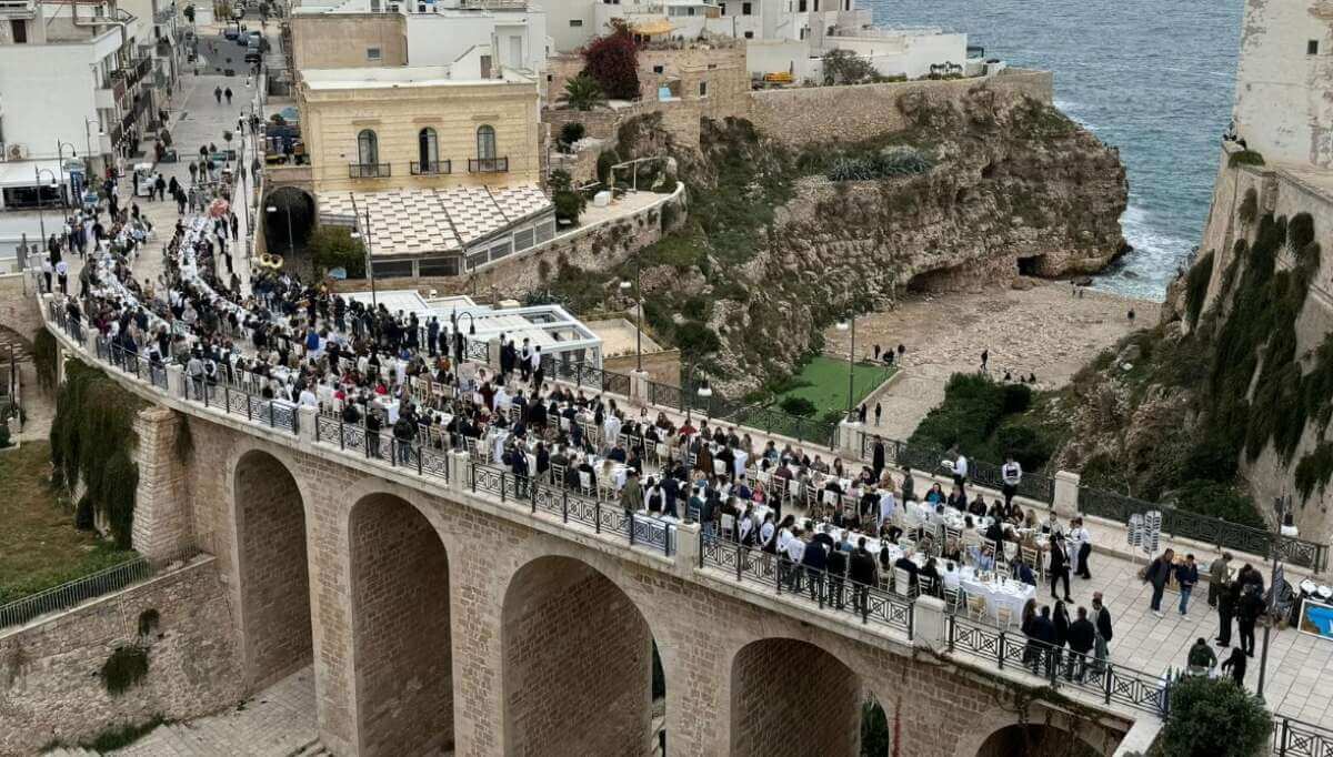 Pranzo record sul ponte di Lama Monachile: tour operator fra cibo e musica a Polignano – VIDEO Pranzo record sul ponte di Lama Monachile: tour operator fra cibo e musica a Polignano – VIDEO