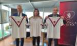 Potenza più green, la storica maglia bianca con la “V” rossoblù rivive in plastica riciclata – VIDEO