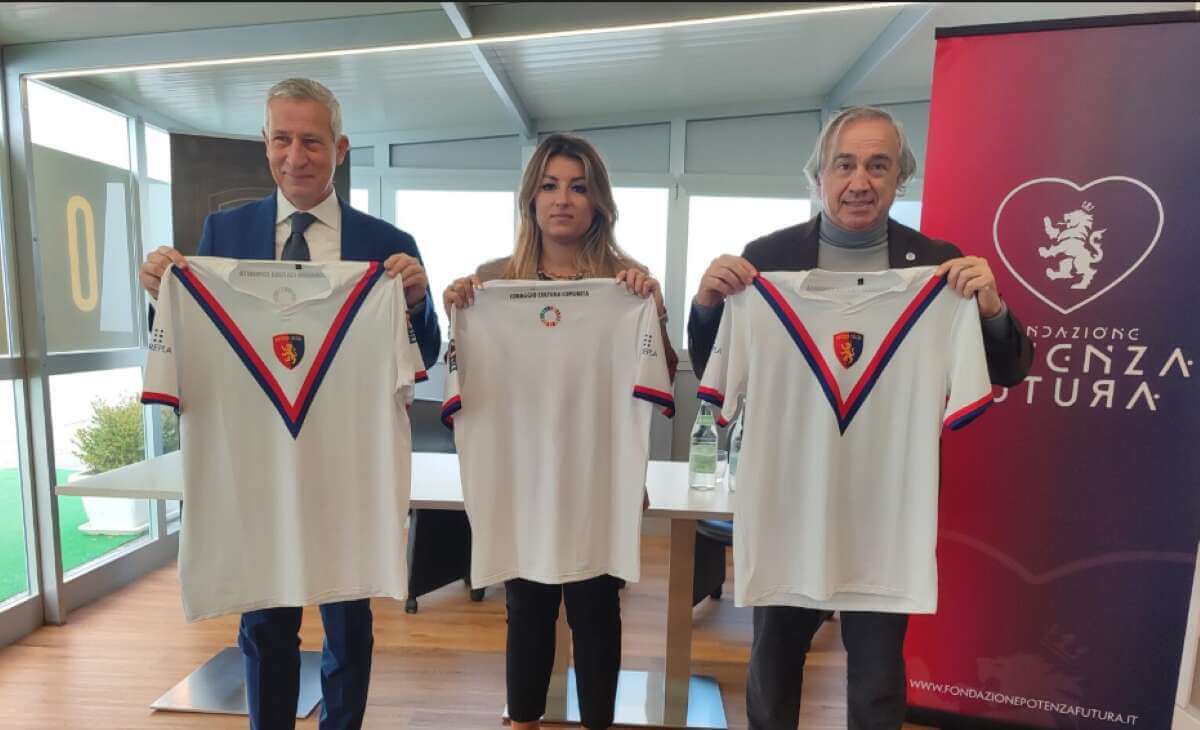 Potenza più green, la storica maglia bianca con la “V” rossoblù rivive in plastica riciclata – VIDEO
