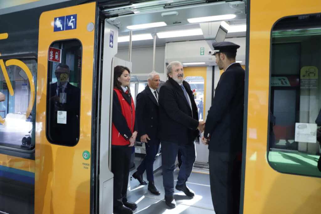 Trasporti, arriva in Puglia il 46esimo treno Regionale elettrico: completato il rinnovo della flotta – VIDEO