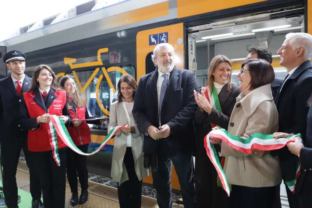 Trasporti, arriva in Puglia il 46esimo treno Regionale elettrico: completato il rinnovo della flotta – VIDEO