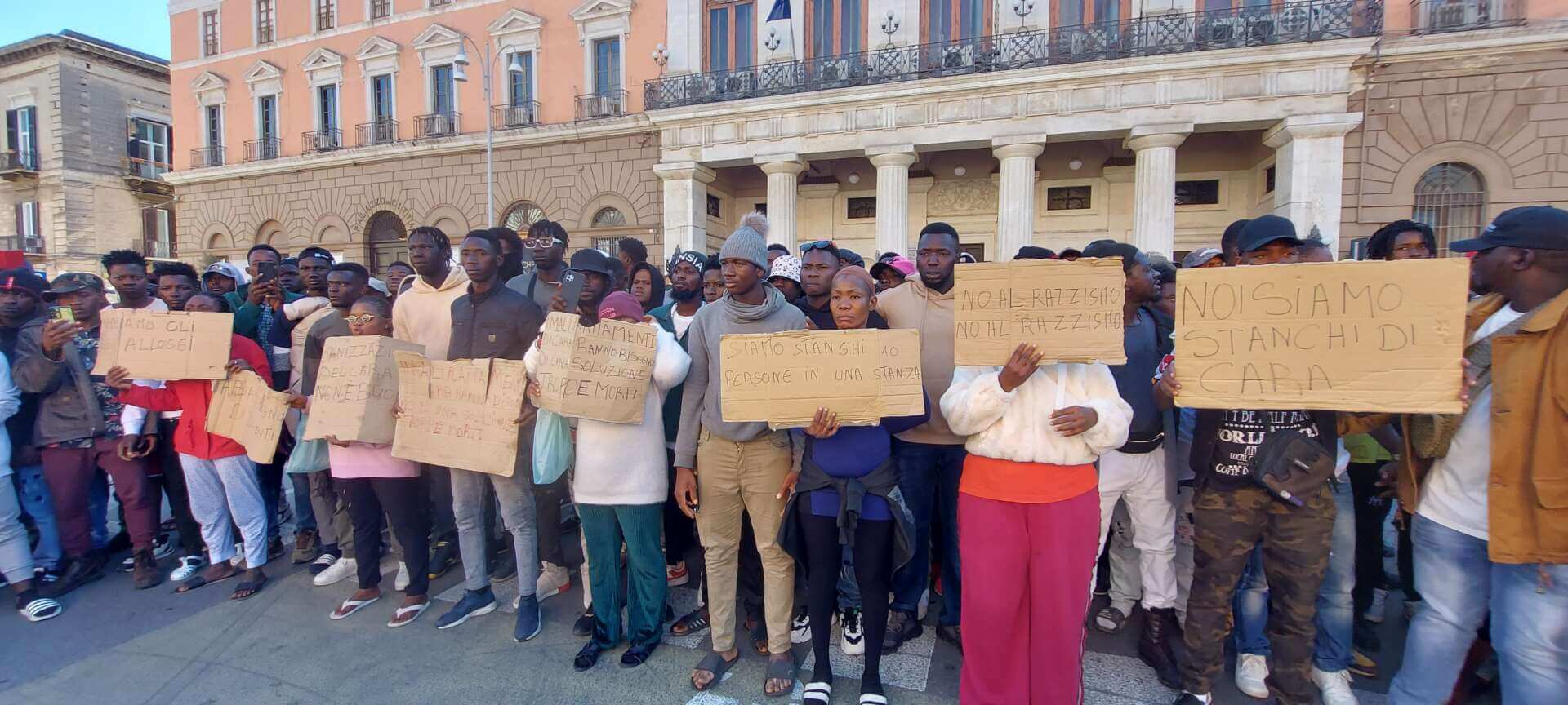 Bari, la video-denuncia dei migranti del Cara: «Viviamo in container invasi dalle blatte» Bari, la video-denuncia dei migranti del Cara: «Viviamo in container invasi dalle blatte»