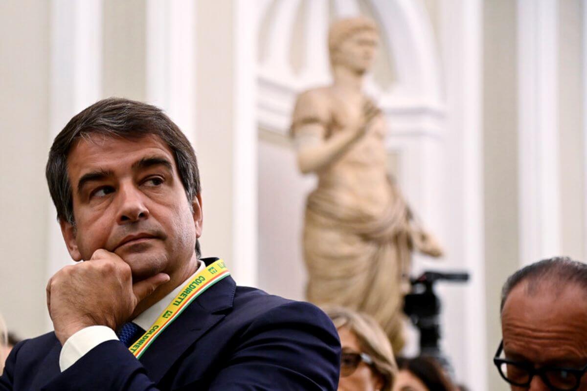 Ue, Fitto nel mirino dei Socialisti. Tajani lo difende: «Non mettete i bastoni tra le ruote»