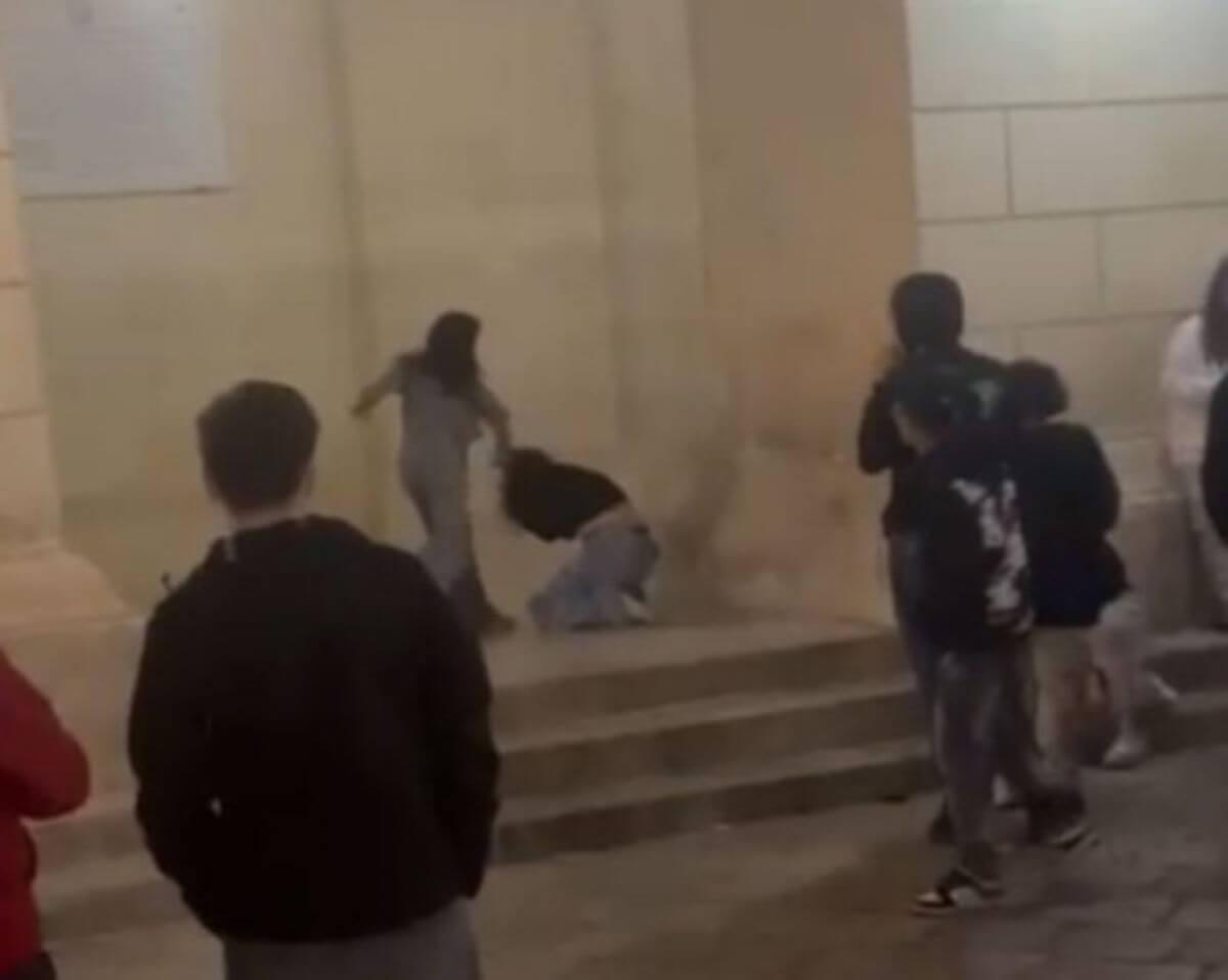Maglie, 14enni si picchiano per una foto sui social: una delle due segnalata alla Procura dei minori Maglie, 14enni si picchiano per una foto sui social: una delle due segnalata alla Procura dei minori