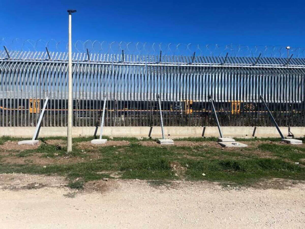 Bari, migranti del Cara attraversano i binari: disagi alla circolazione ferroviaria Bari, migranti del Cara attraversano i binari: disagi alla circolazione ferroviaria