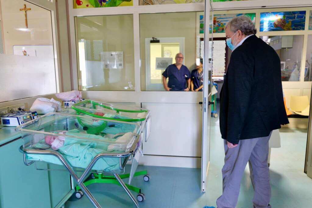 Galleria foto 'Taranto, Gabriele Gravina (Figc) visita i bimbi dell’oncoematologia: «Un momento di sollievo» – VIDEO' - foto 5