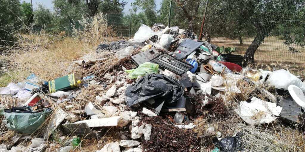 Galleria foto 'Discariche di rifiuti a cielo aperto, in Puglia è emergenza: «Un ecocidio nella campagne»' - foto 1