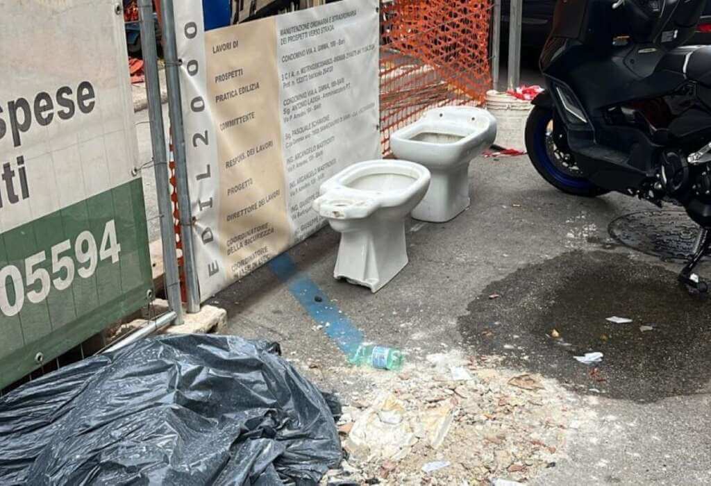 Galleria foto 'Bari, tra water e detriti: in via Abate Gimma una discarica a cielo aperto nei pressi di un cantiere' - foto 1