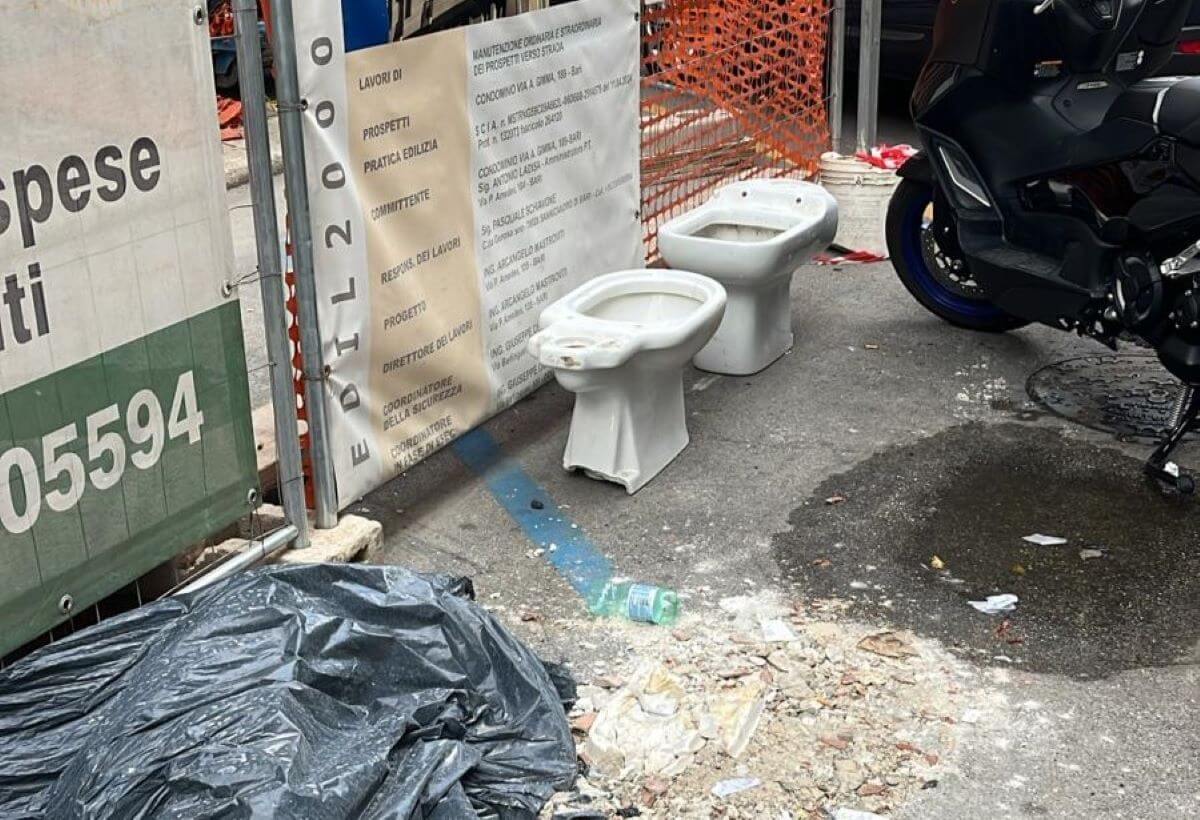 Bari, tra water e detriti: in via Abate Gimma una discarica a cielo aperto nei pressi di un cantiere Bari, tra water e detriti: in via Abate Gimma una discarica a cielo aperto nei pressi di un cantiere