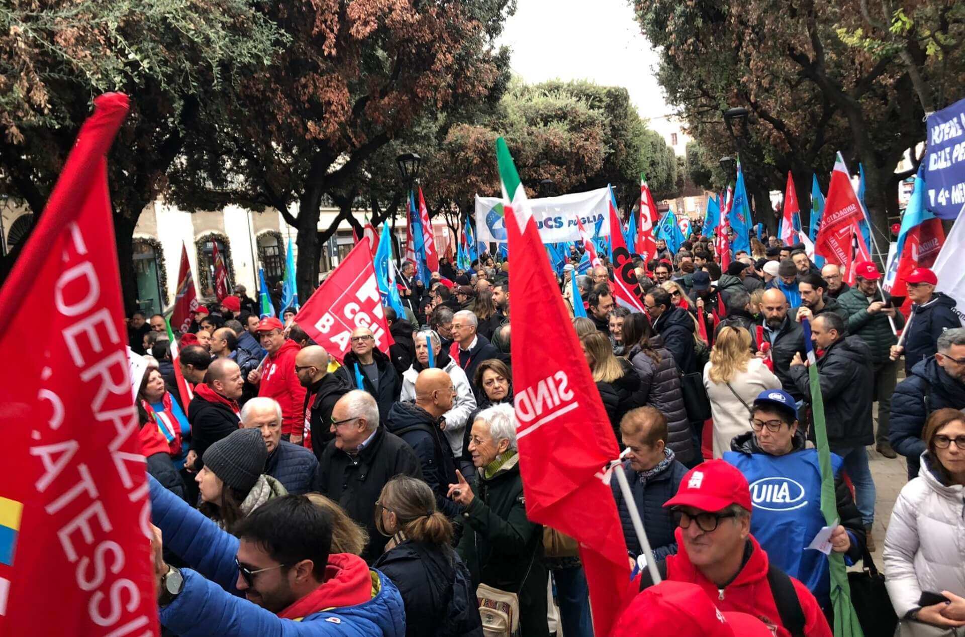 Sciopero, lavoratori in piazza contro la manovra. Landini: «Rivoltiamo il Paese come un guanto»