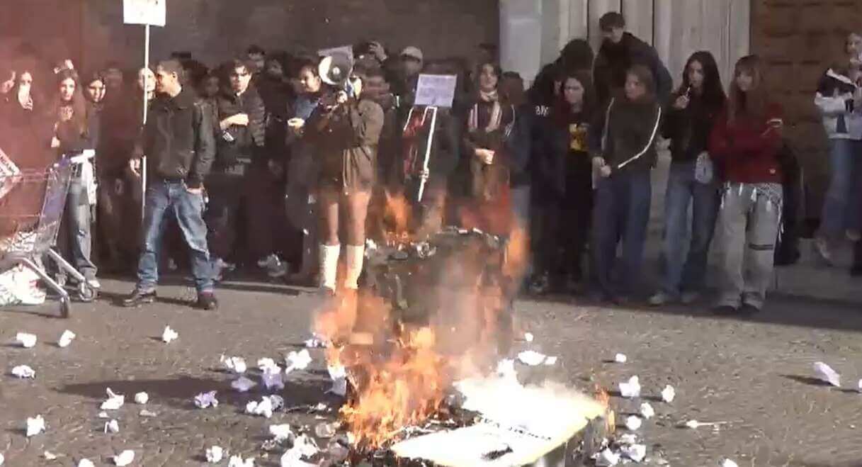 Studenti in piazza, minacce e insulti al Governo. Meloni: «Si smetta di giustificare tali violenze»