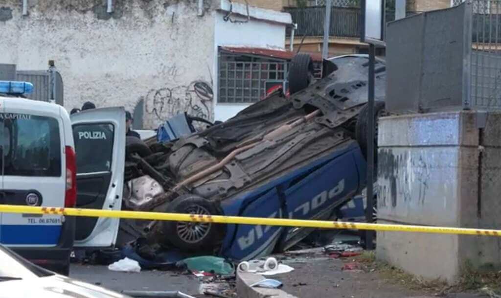 Galleria foto 'Roma, incidente tra volanti della polizia: morto un agente di 32 anni. Tre feriti' - foto 1