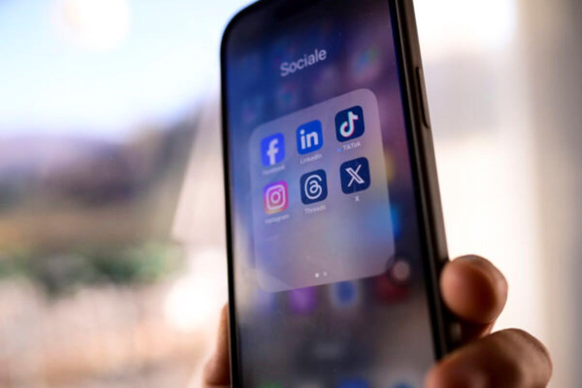 Usare i social in modo diverso per non farsi giudicare a colpi di like