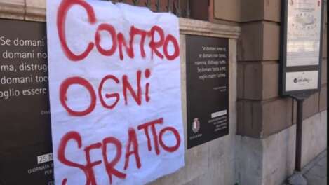 striscione sfratti