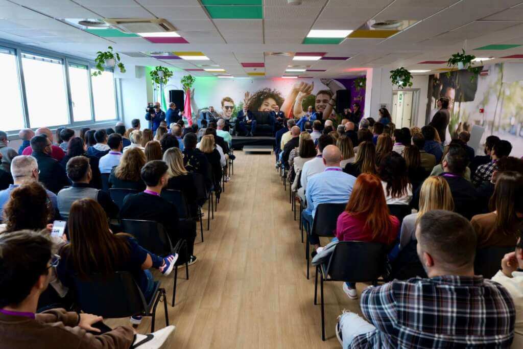 Galleria foto 'Teleperformance premiata tra i Best Workplace. Emiliano: «Grande opportunità per Taranto» – VIDEO' - foto 1