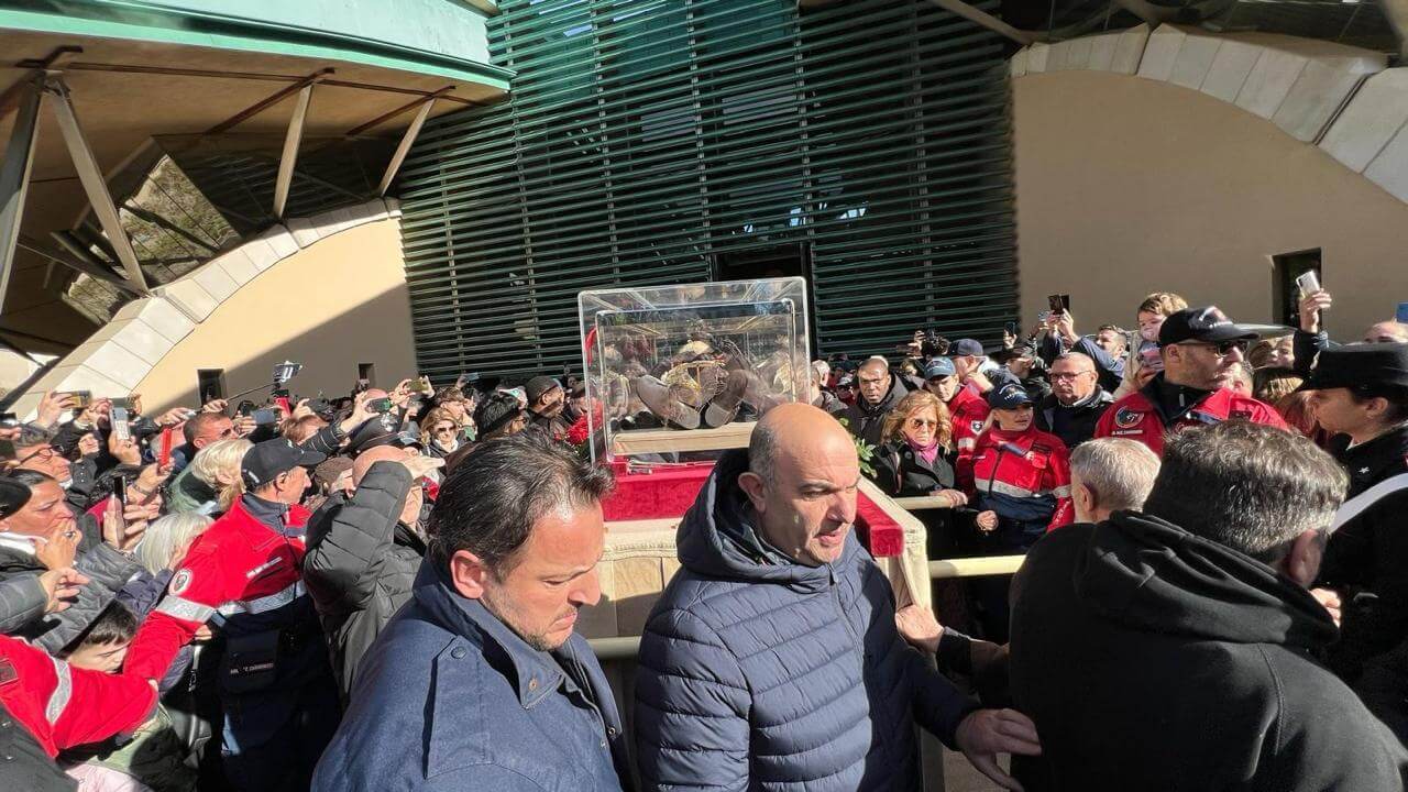 Folla di fedeli a San Giovanni Rotondo per Padre Pio: prove generali verso il Giubileo Folla di fedeli a San Giovanni Rotondo per Padre Pio: prove generali verso il Giubileo