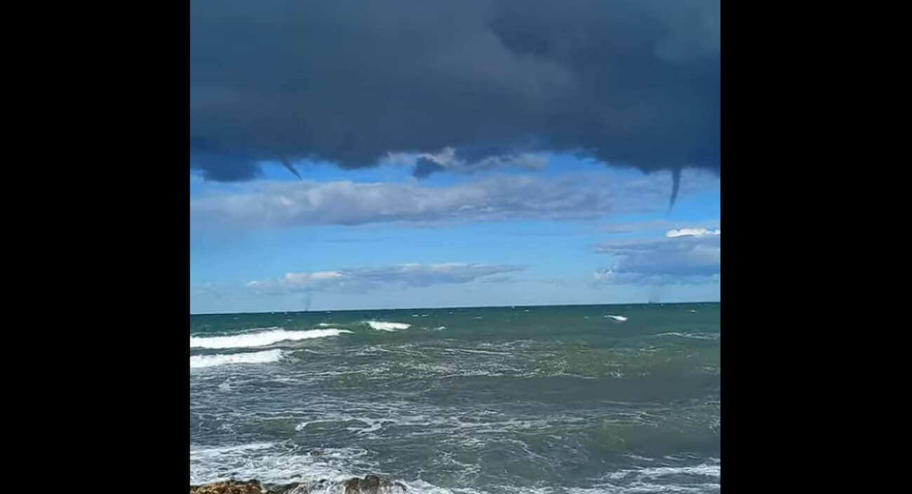 Maltempo, vento forte sulle coste pugliesi: virali le foto di una tromba marina nel Barese – VIDEO Maltempo, vento forte sulle coste pugliesi: virali le foto di una tromba marina nel Barese – VIDEO