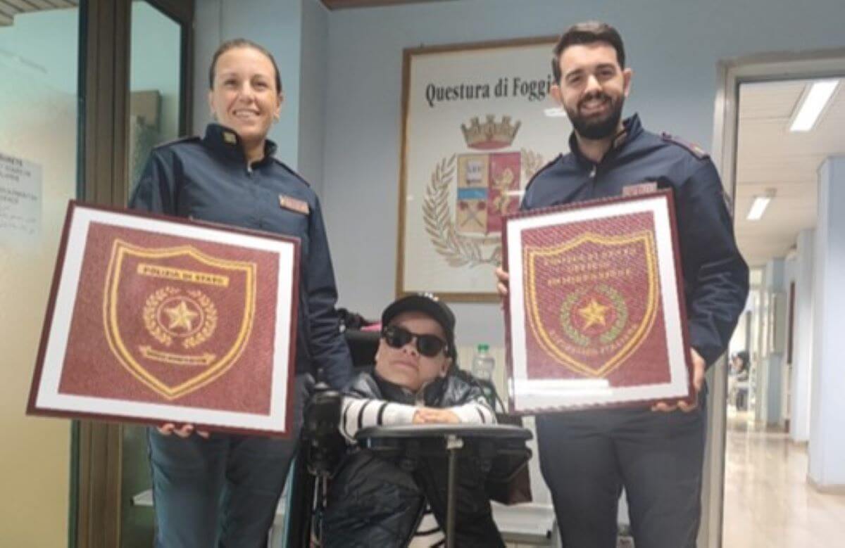 Ioanna, 26enne ucraina con una malattia rara, dona due quadri alla questura di Foggia