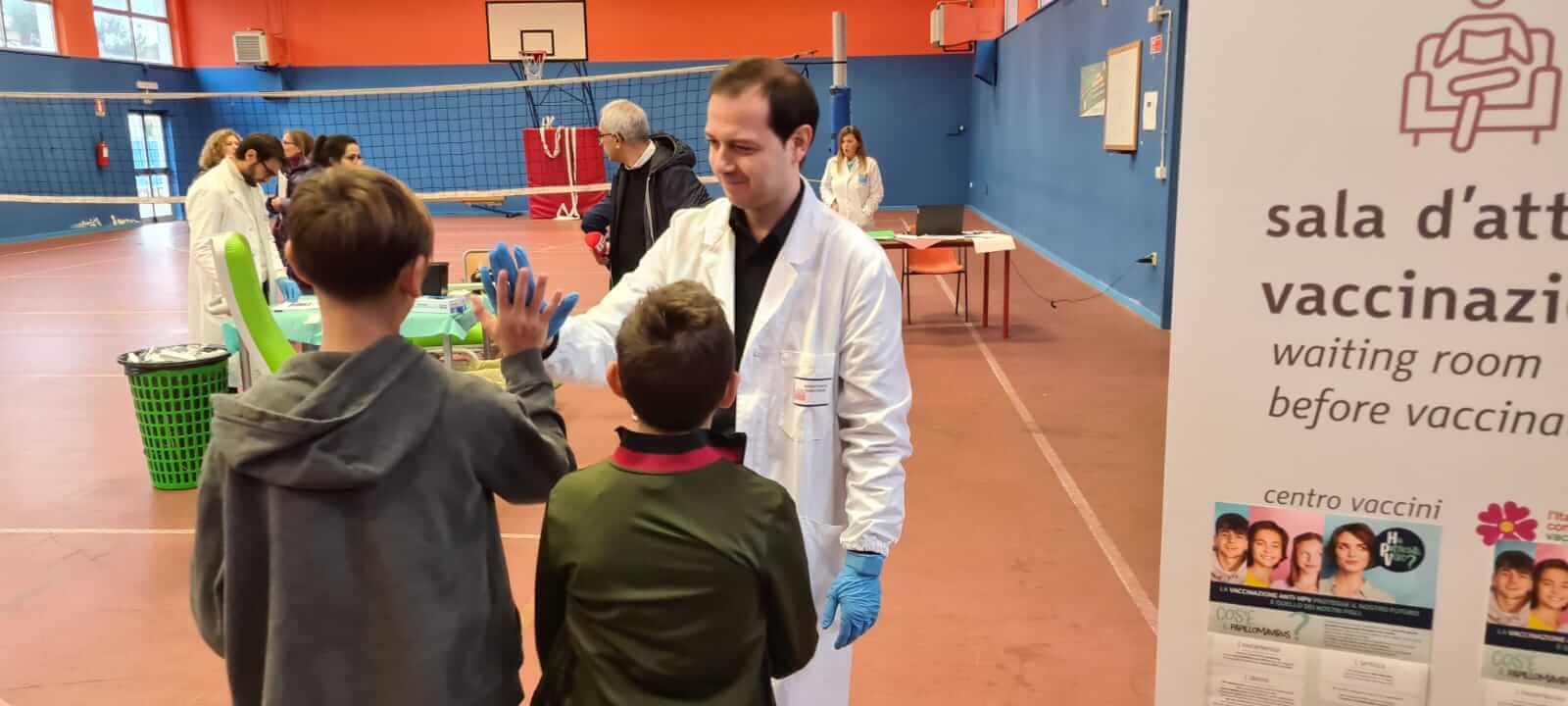 Vaccini a scuola, somministrate a 150 studenti baresi le prime dosi contro Hpv e meningiti